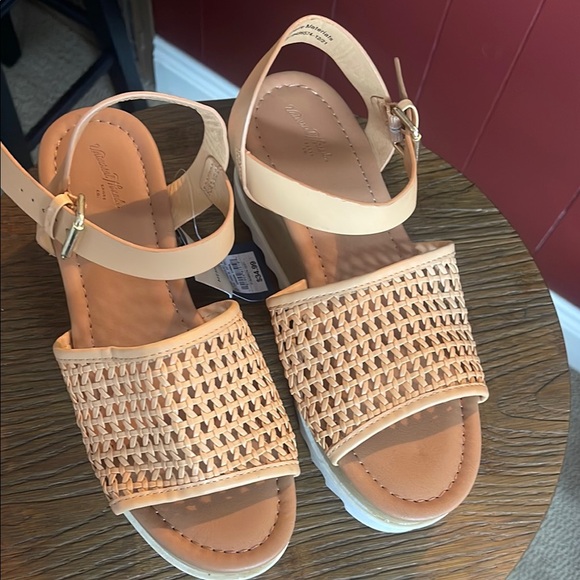 Universal Thread Tan and White Wedge Sandals - Picture 4 of 9